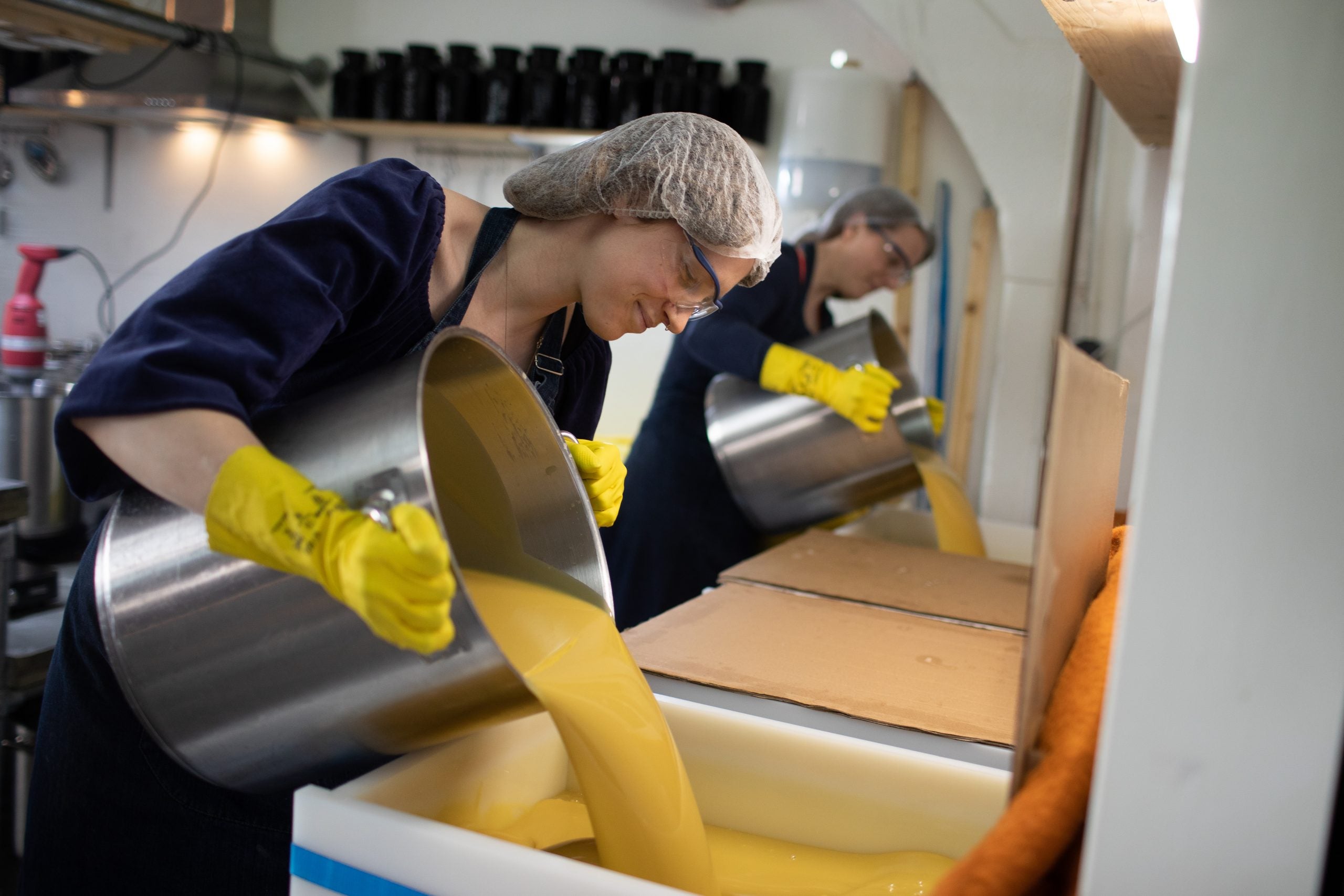 Werfzeep Anne-Fleur en Charlotte zeep opgieten mal