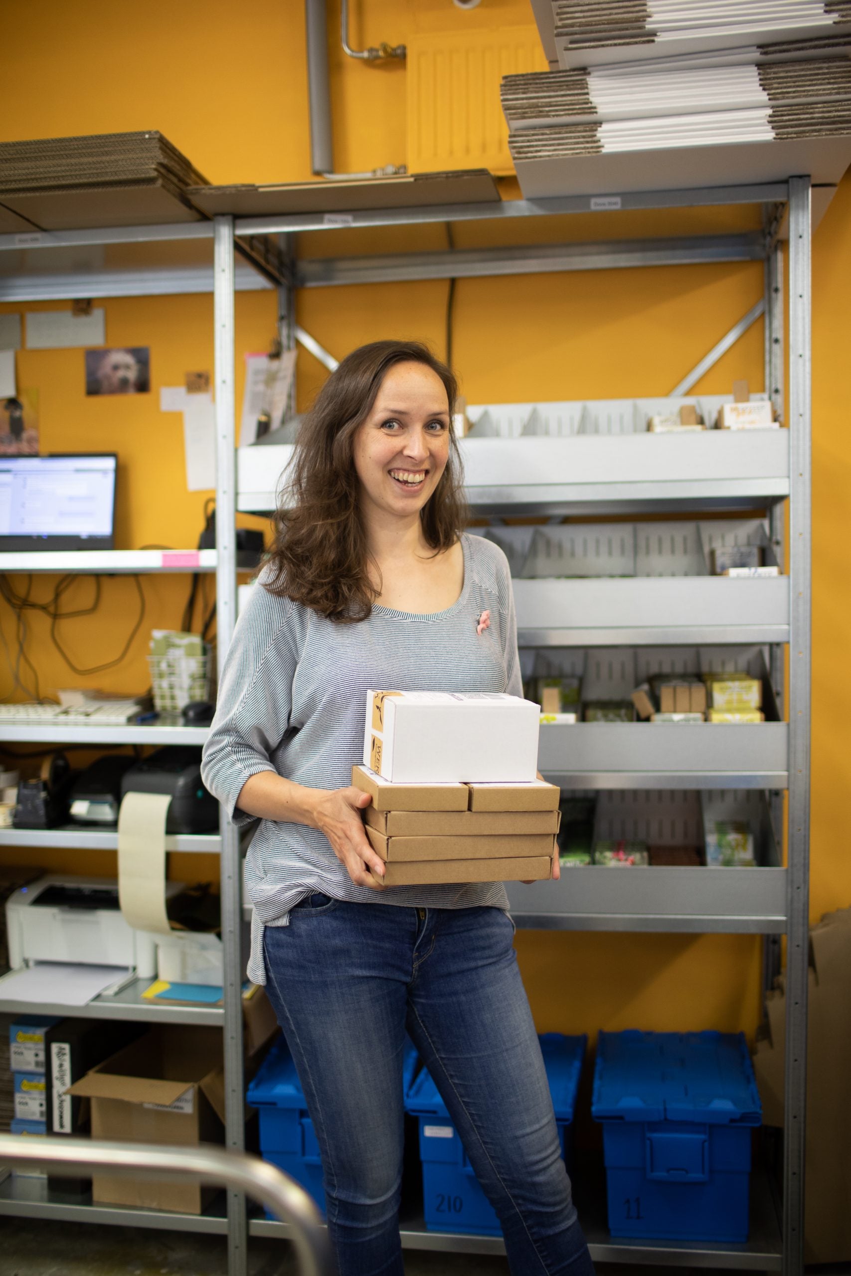 Merel in de Werfzeep inpakwerkplaats met pakketjes webshop