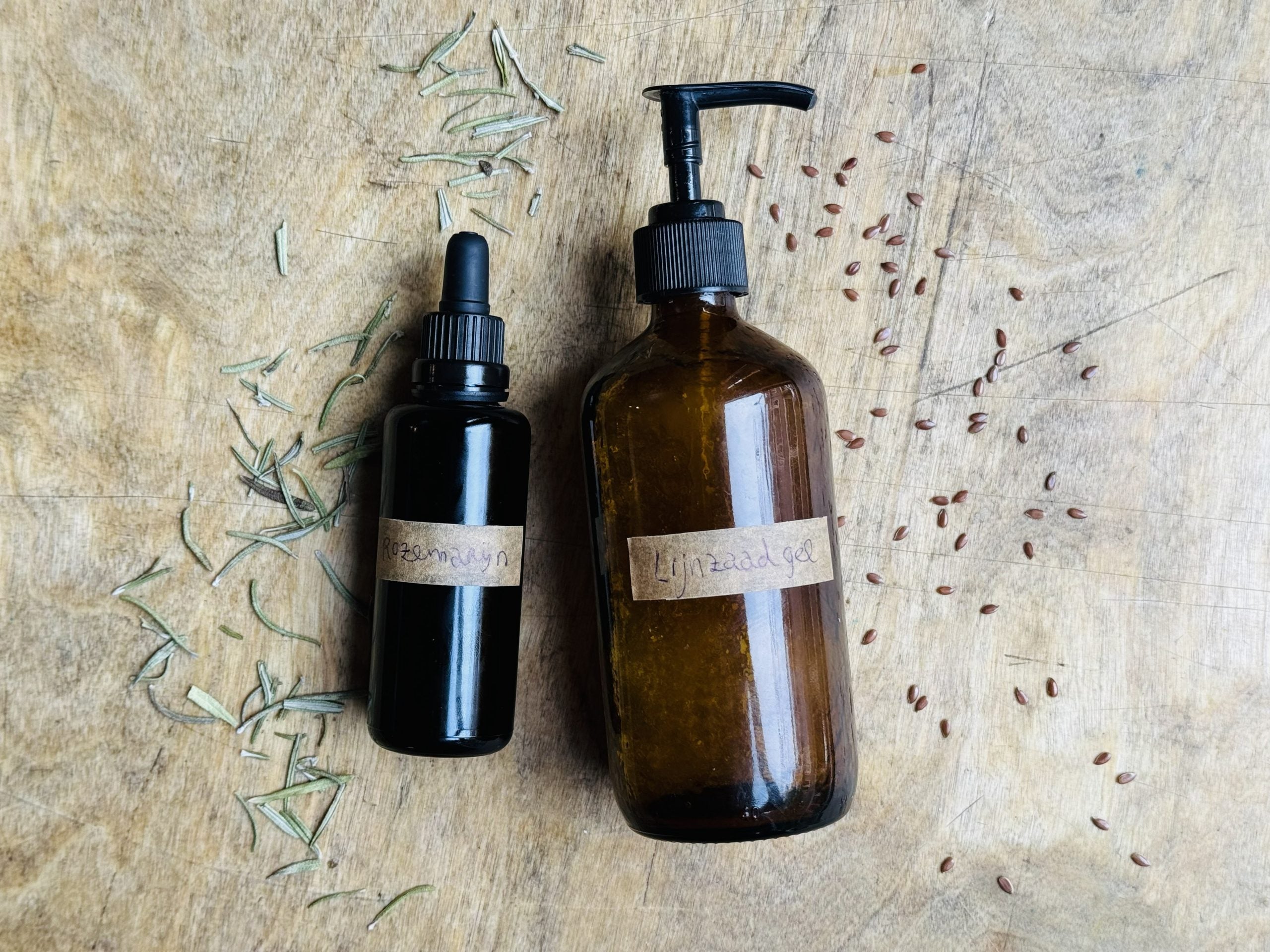 Rozemarijnbehandeling en lijnzaadgel voor een natuurlijke haarroutine