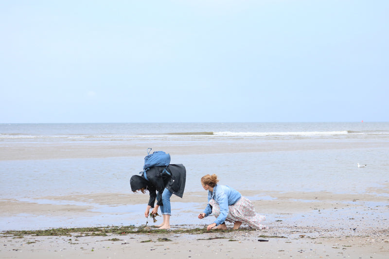 Anne-Fleur en Evelien van Werfzeep zoeken zeewier voor de Vlieland zeep